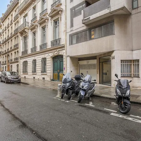 Spacious Flat In The 8th District In - Welkeys Apartmán